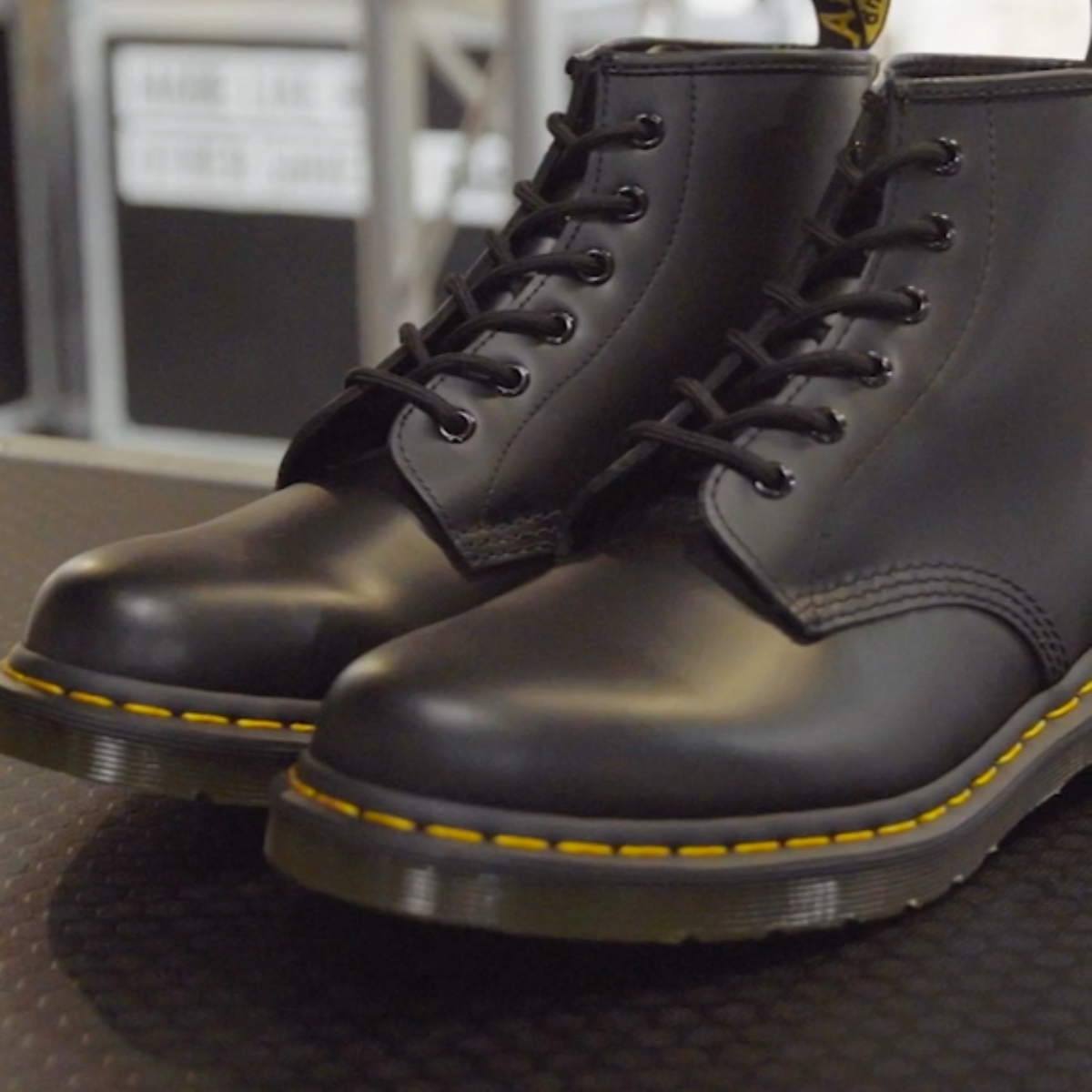 Bota 101 Yellow Stitch de Cuero Smooth Dr. Martens